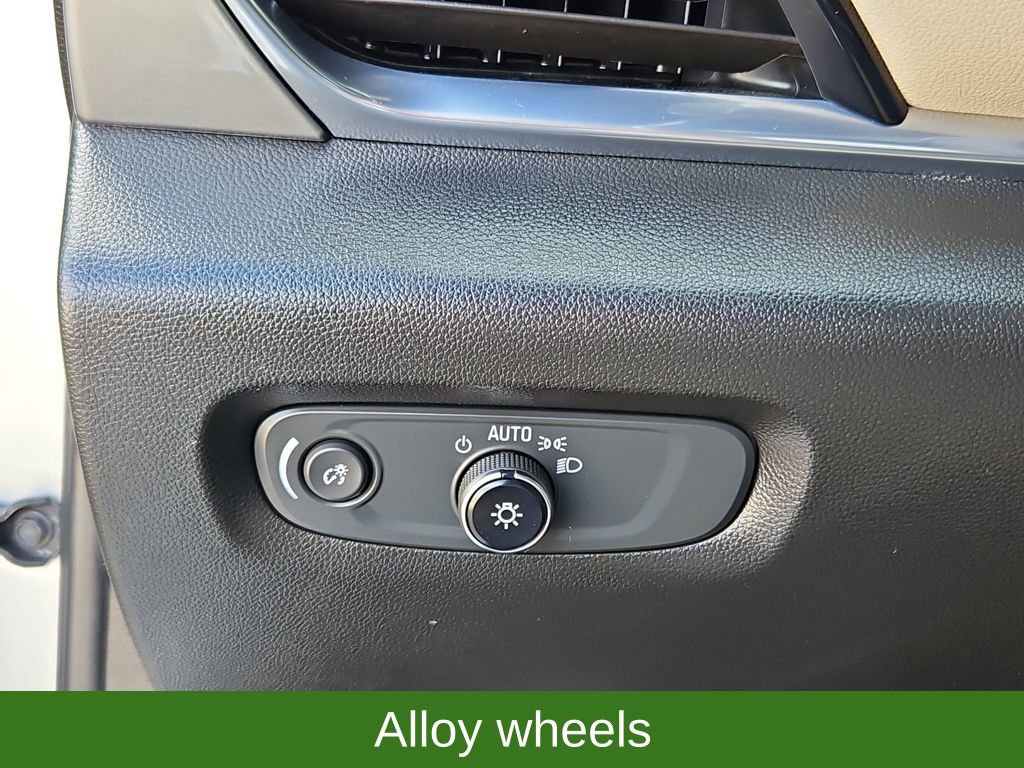 Used 2022 Chevrolet Traverse LT image 15