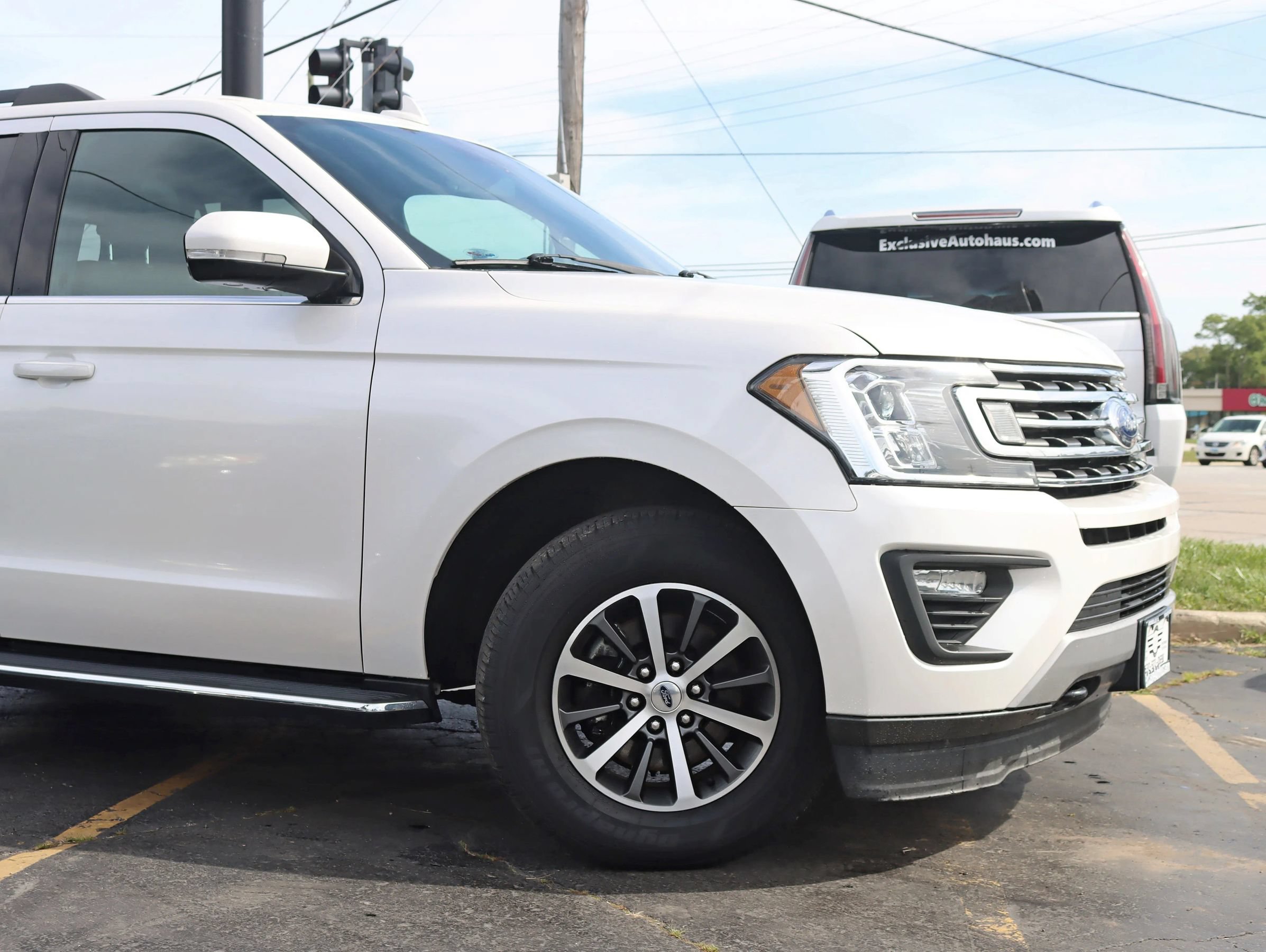 Used 2019 Ford Expedition XLT w/ Equipment Group 202A AWD/4WD image 3