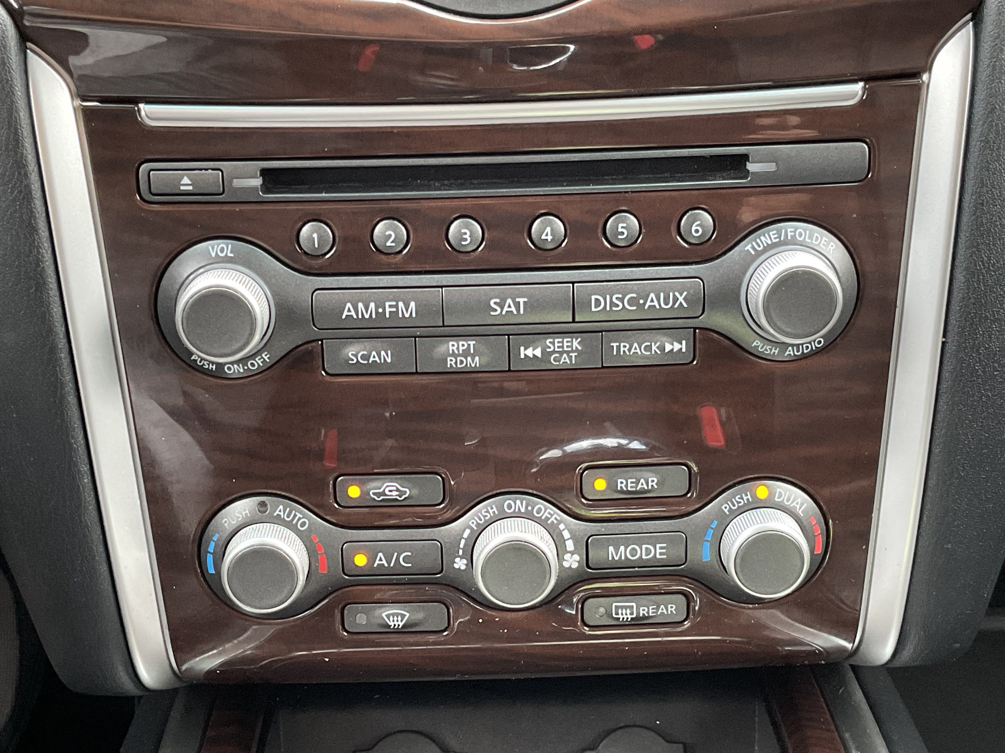 Used 2015 Nissan Pathfinder Platinum FWD image 17