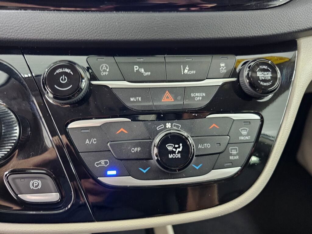 Used 2023 Chrysler Pacifica Touring-L image 27