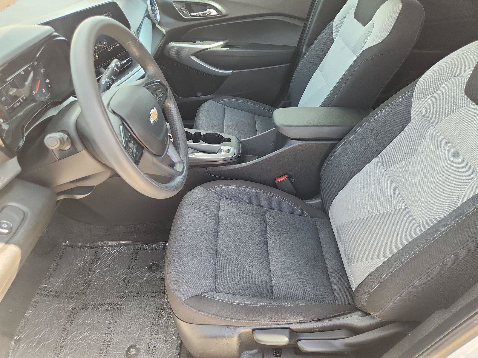 Used 2025 Chevrolet Trax LS FWD image 17