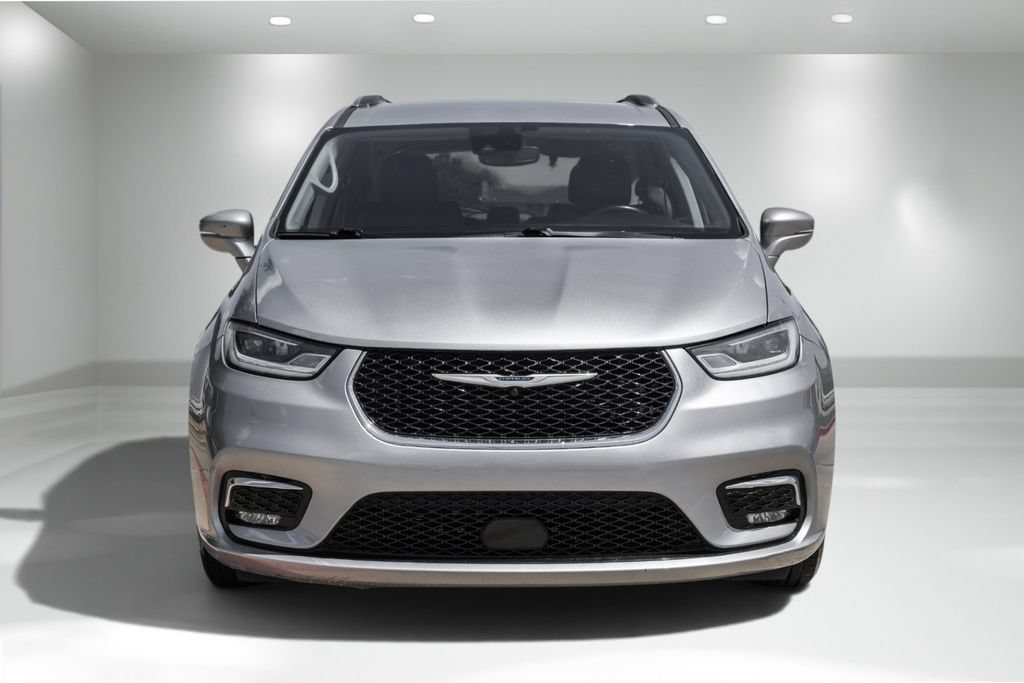 Used 2021 Chrysler Pacifica Touring-L FWD image 4
