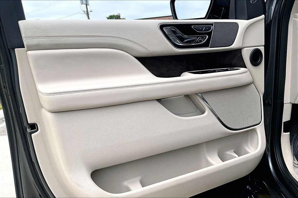 Used 2018 Lincoln Navigator Reserve AWD/4WD image 14