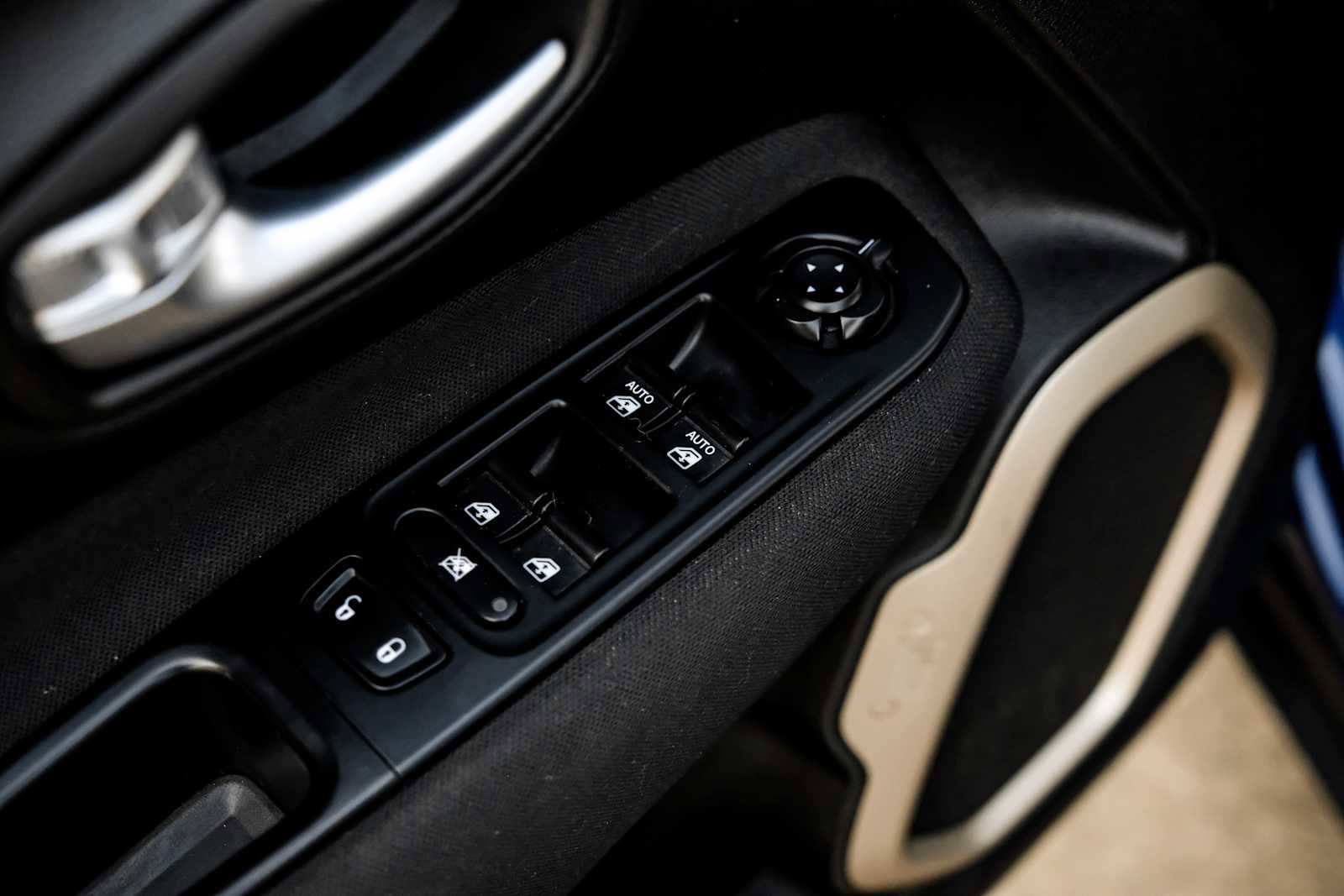 Used 2017 Jeep Renegade Latitude w/ Cold Weather Group image 40