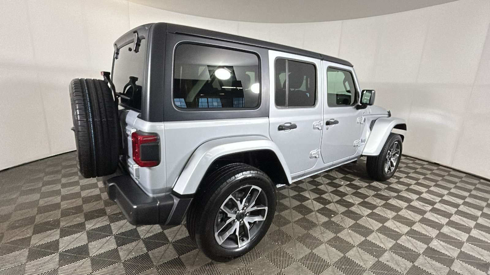 Used 2024 Jeep Wrangler Unlimited w/ Convenience Group AWD/4WD image 3