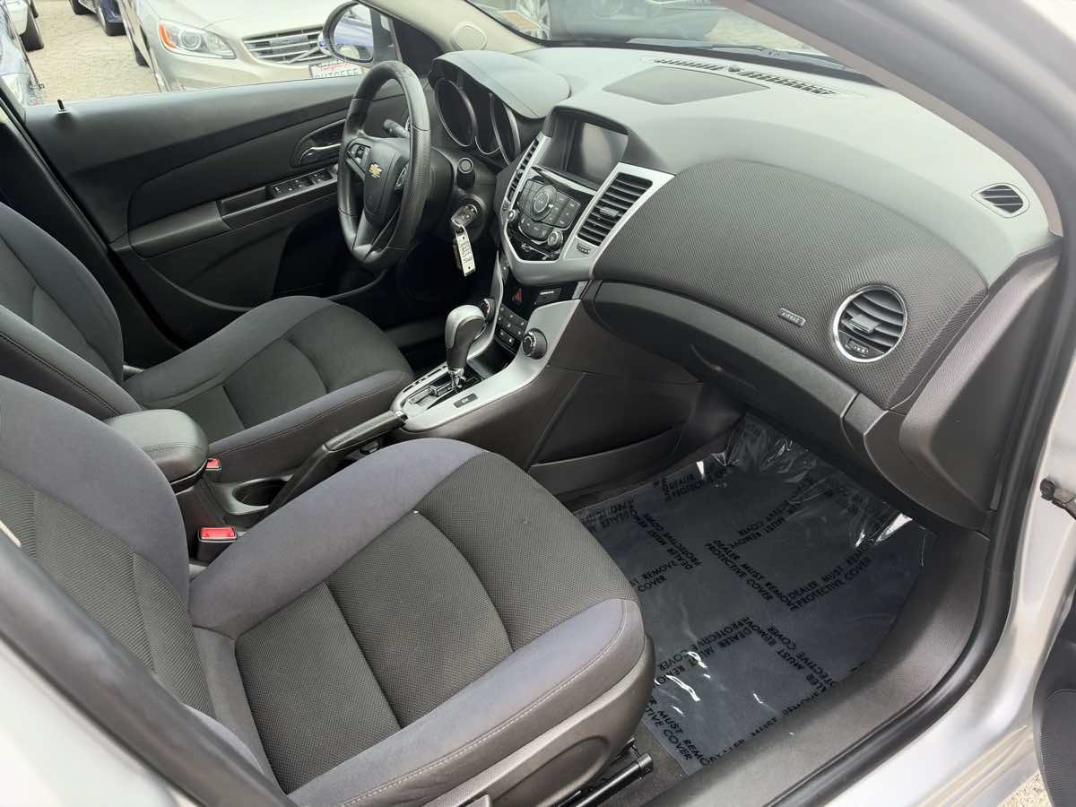 Used 2016 Chevrolet Cruze LT w/ Technology Package FWD image 10