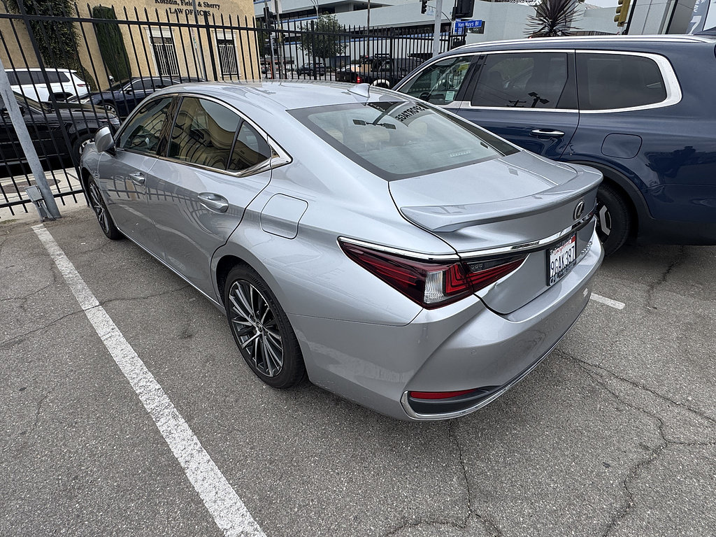 Used 2023 Lexus ES 300h w/ Premium Package FWD image 2