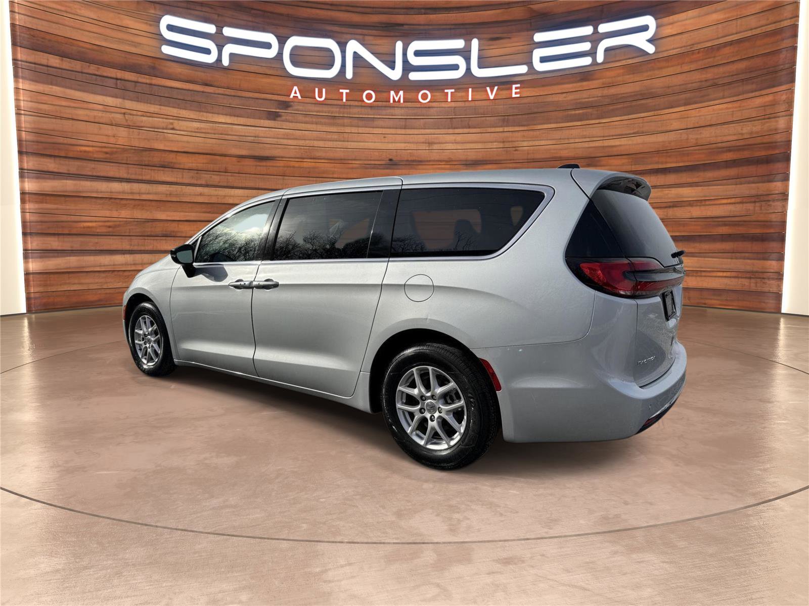 Used 2024 Chrysler Pacifica Touring-L image 3