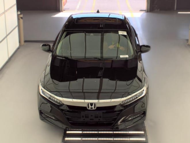 Used 2018 Honda Accord Touring image 2