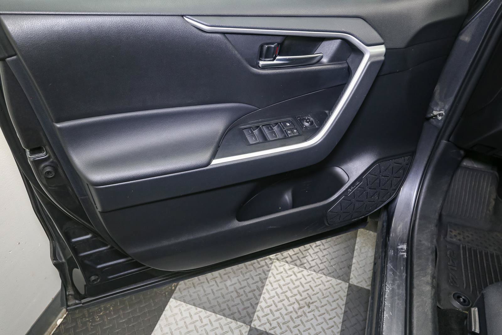 Certified 2025 Toyota RAV4 XLE AWD/4WD image 41