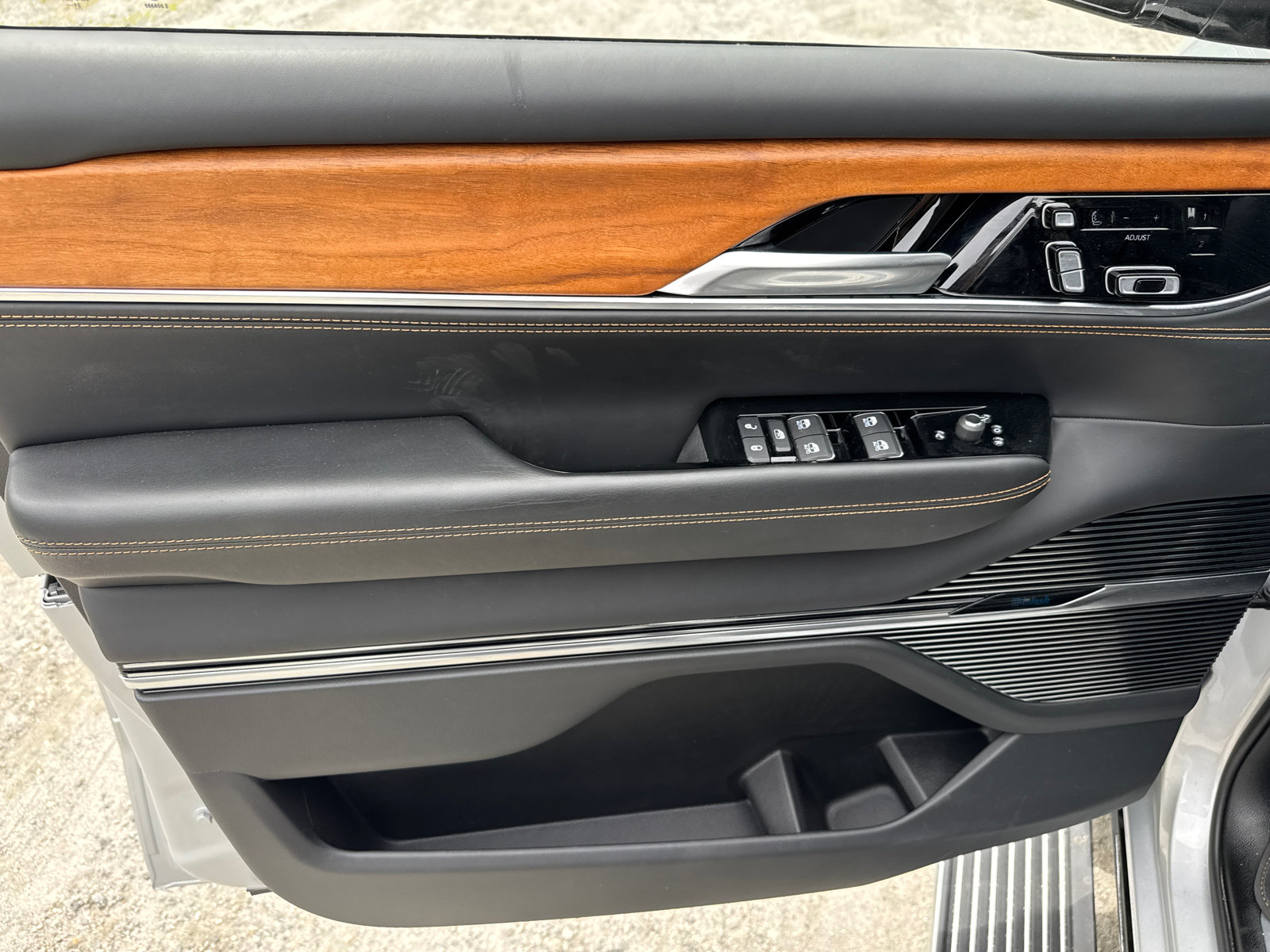 Certified 2024 Jeep Grand Wagoneer Series III AWD/4WD image 13