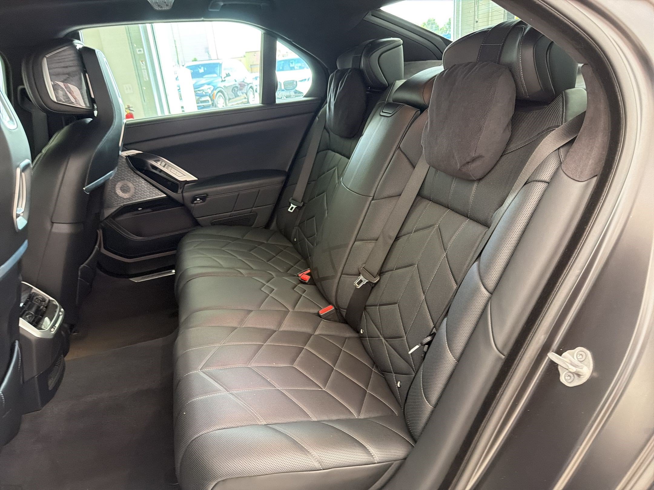 Used 2023 BMW 760i xDrive w/ Executive Package AWD/4WD image 15