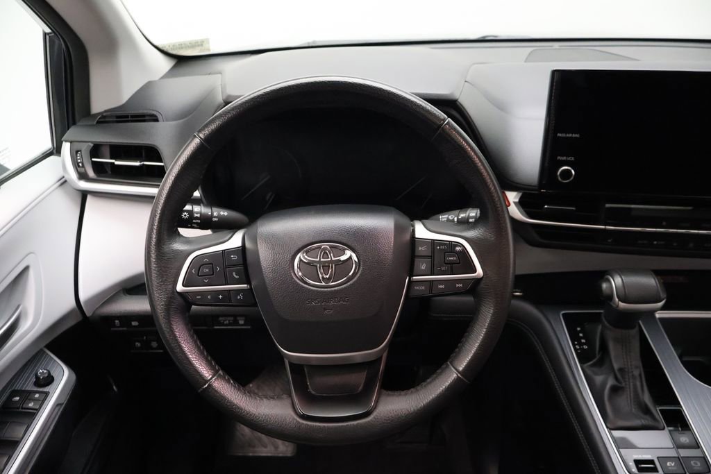 Certified 2025 Toyota Sienna XLE FWD image 21