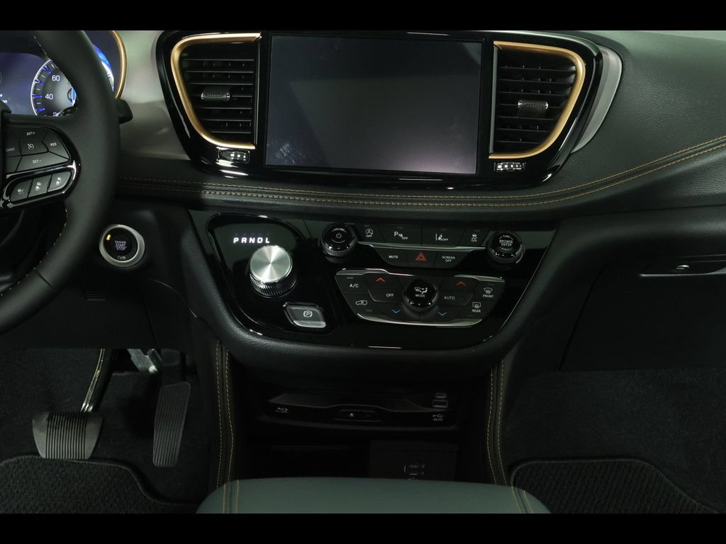 New 2027 Chrysler Pacifica Pinnacle w/ Theater Group AWD/4WD image 24
