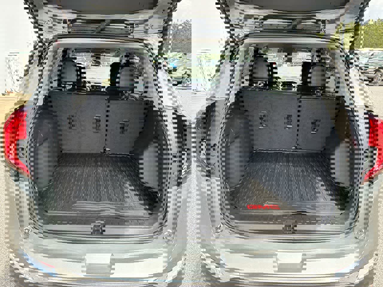 Used 2023 GMC Terrain SLT image 24