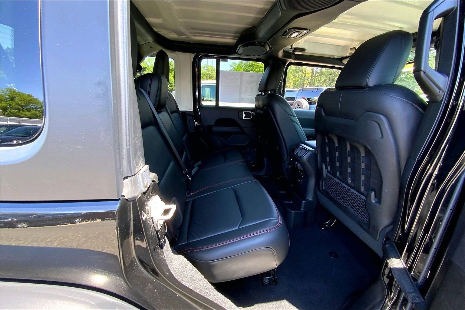 Used 2023 Jeep Wrangler Unlimited Rubicon w/ Cold Weather Group AWD/4WD image 15