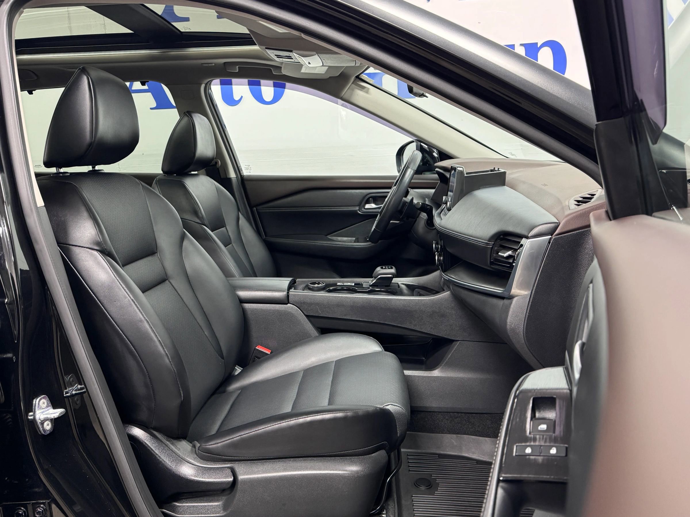 Used 2022 Nissan Rogue SV w/ SV Premium Package image 2