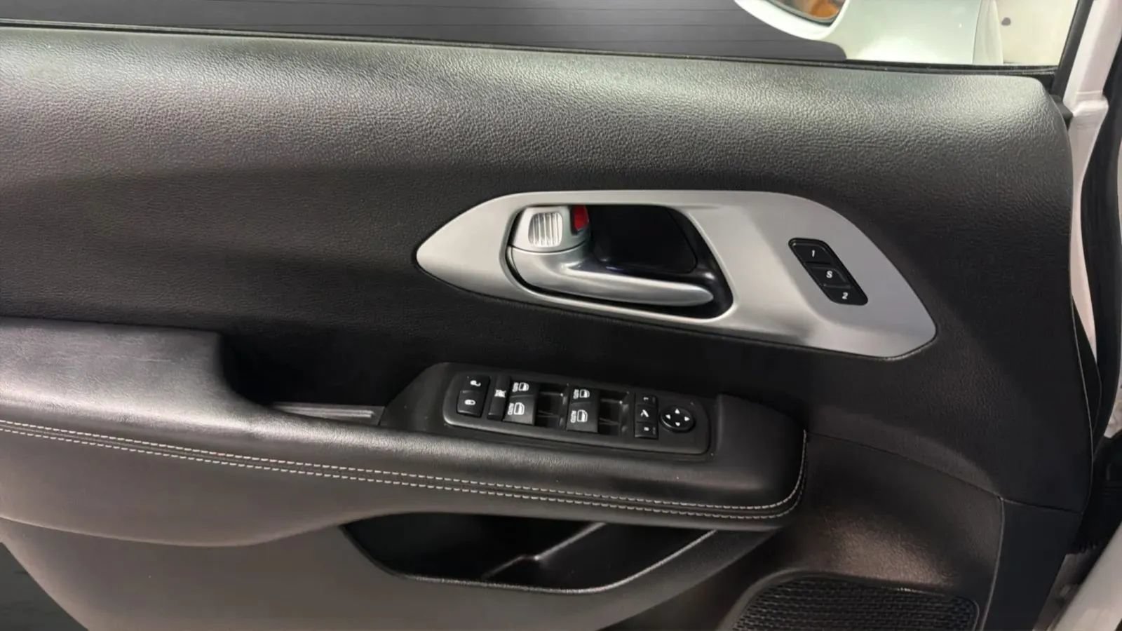 Used 2018 Chrysler Pacifica Limited w/ Advanced Safetytec Group FWD image 23