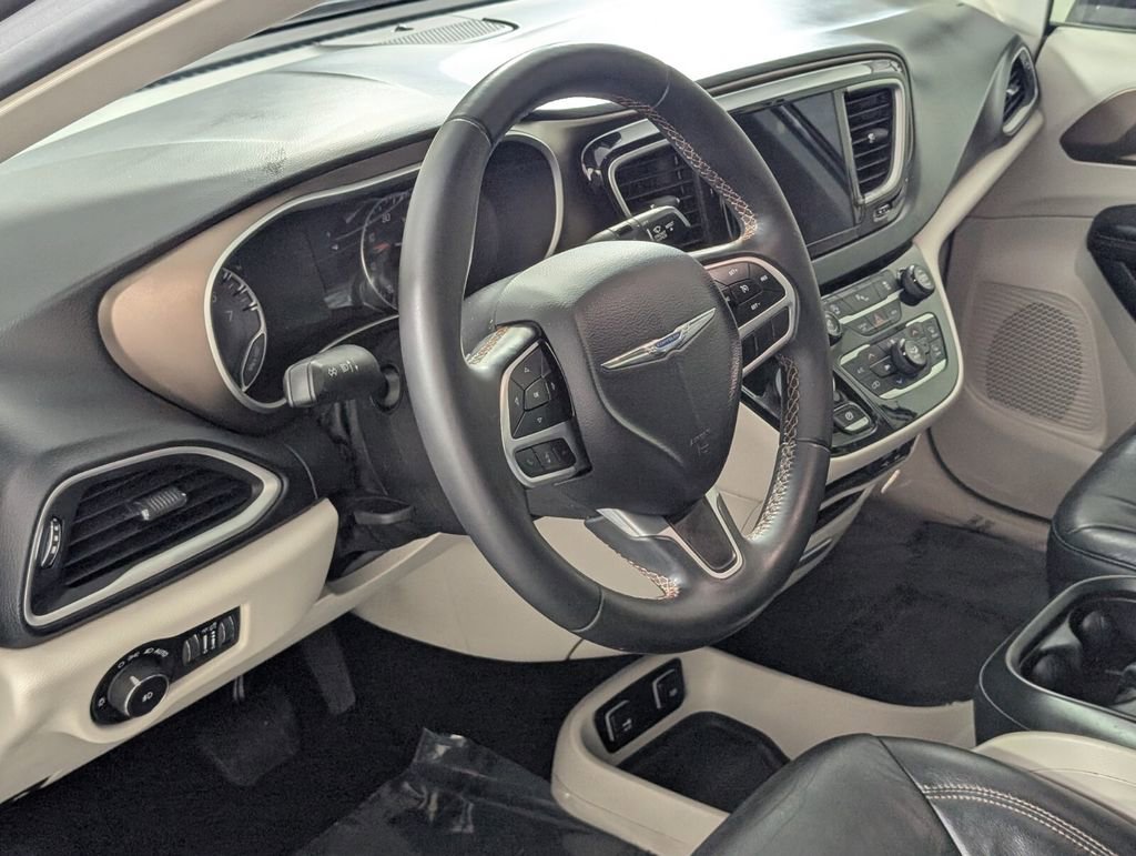 Used 2017 Chrysler Pacifica Touring-L image 9