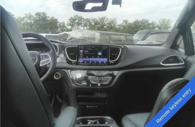Used 2025 Chrysler Pacifica Select FWD image 12