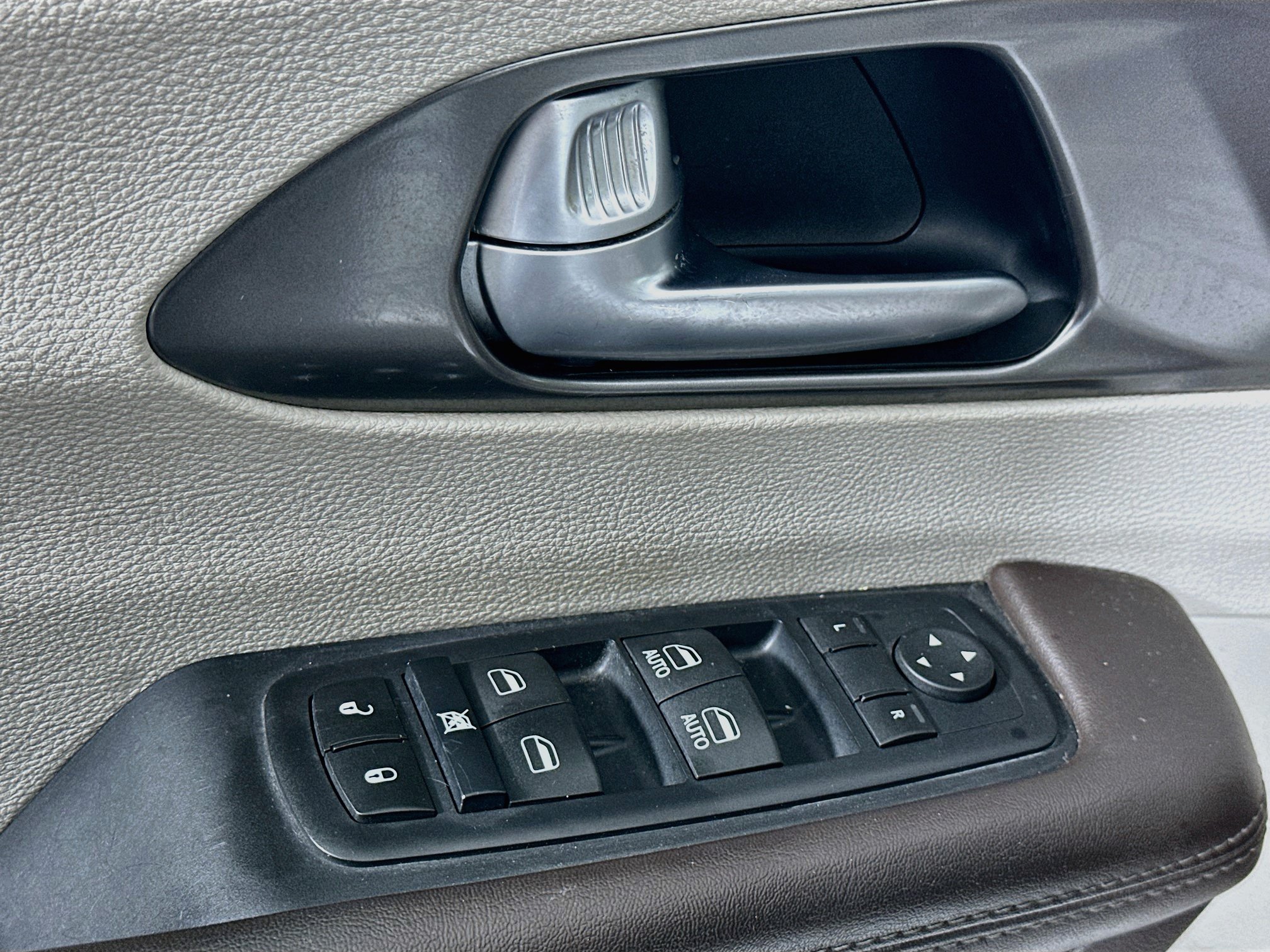 Used 2017 Chrysler Pacifica Touring-L w/ 13 Speaker Alpine Sound Group FWD image 15