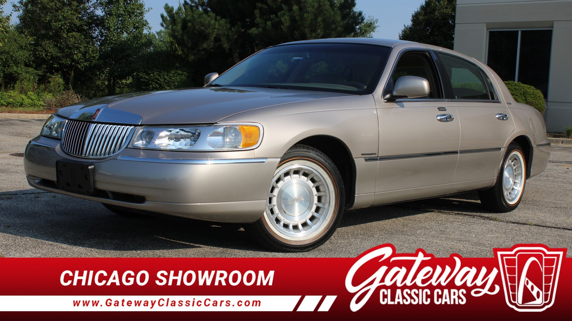 Used 2002 Lincoln Town Car Executive RWD image 1