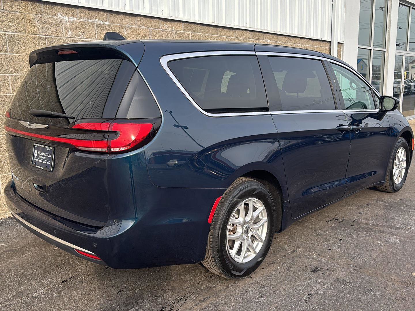 Used 2024 Chrysler Pacifica Touring-L FWD image 3