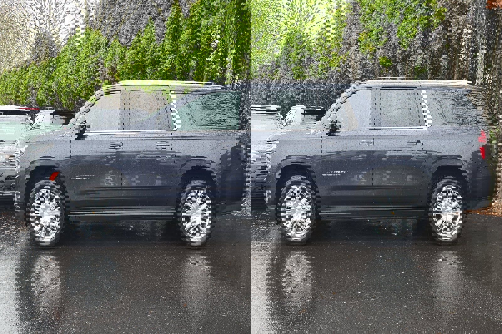 Used 2022 Chevrolet Suburban High Country w/ Premium Package AWD/4WD image 7