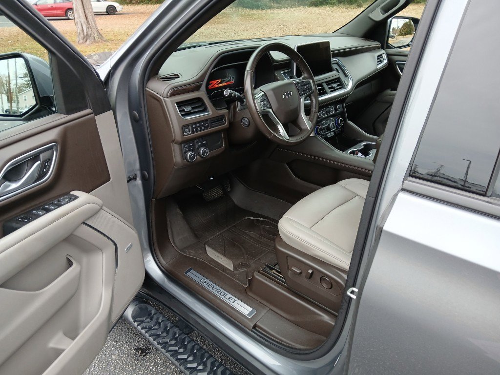 Used 2022 Chevrolet Suburban Z71 w/ Luxury Package image 8