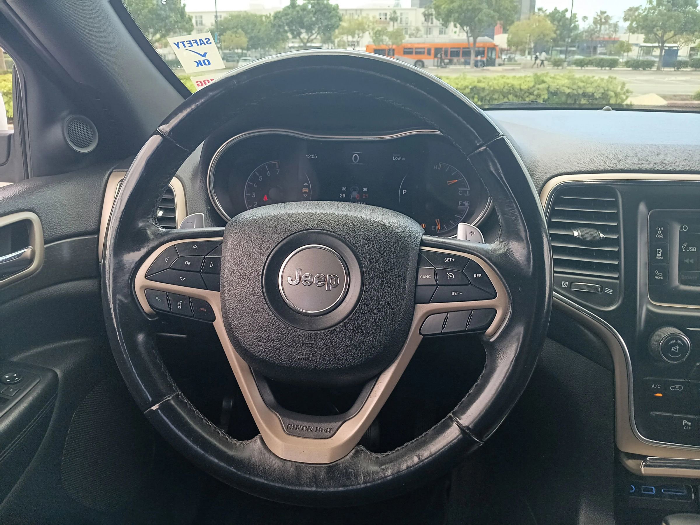 Used 2017 Jeep Grand Cherokee Laredo image 15