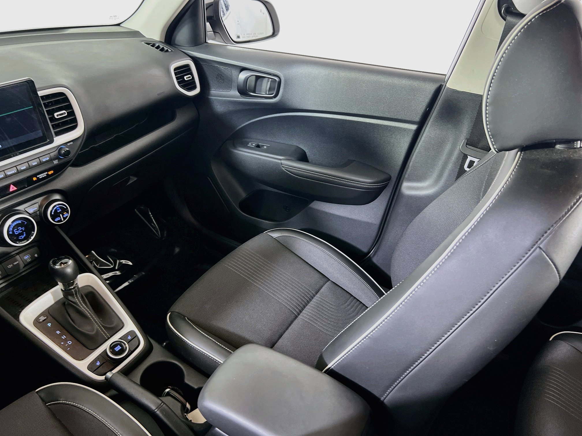 Used 2023 Hyundai Venue Limited FWD image 23