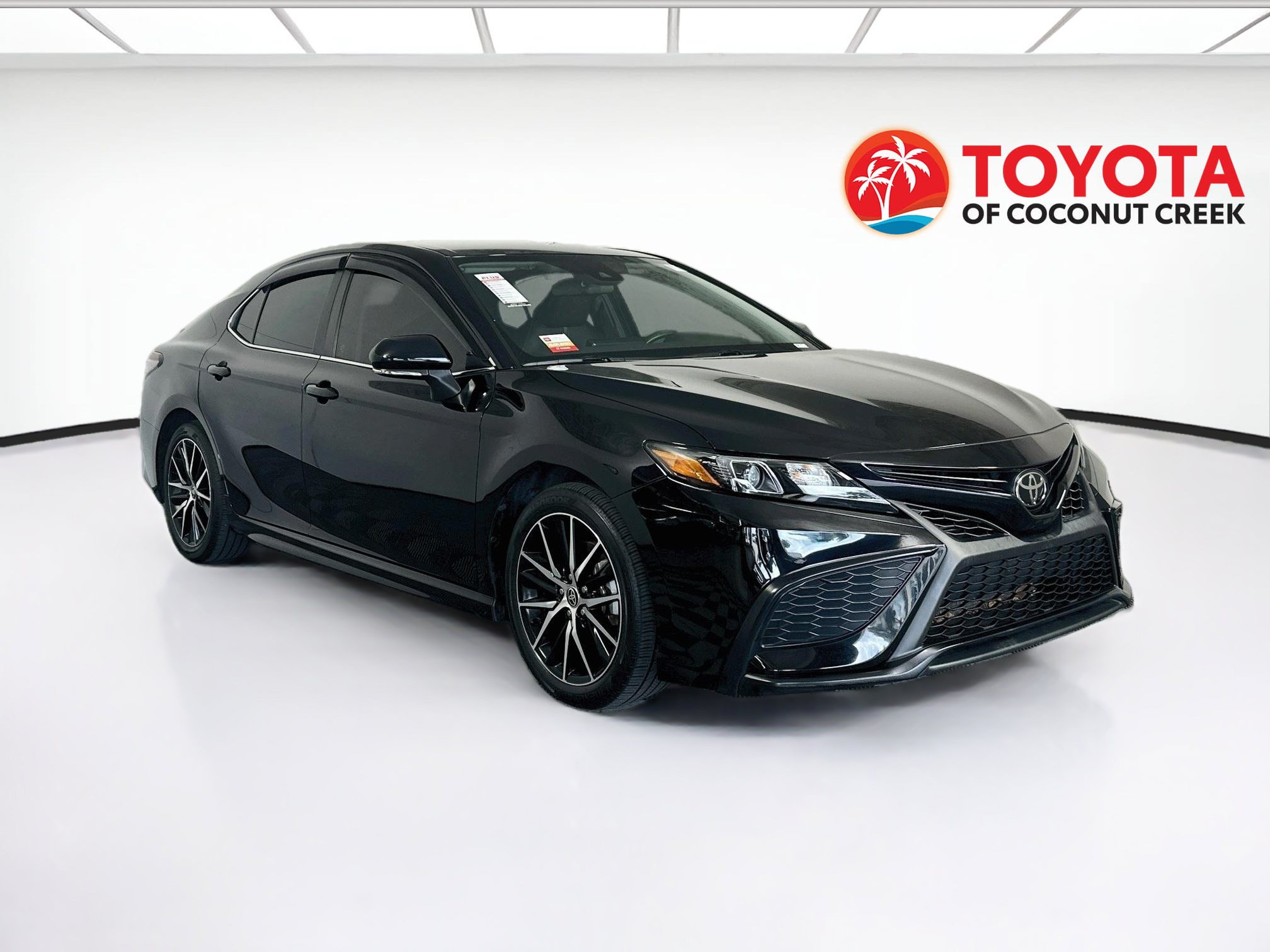 Certified 2023 Toyota Camry SE FWD image 1