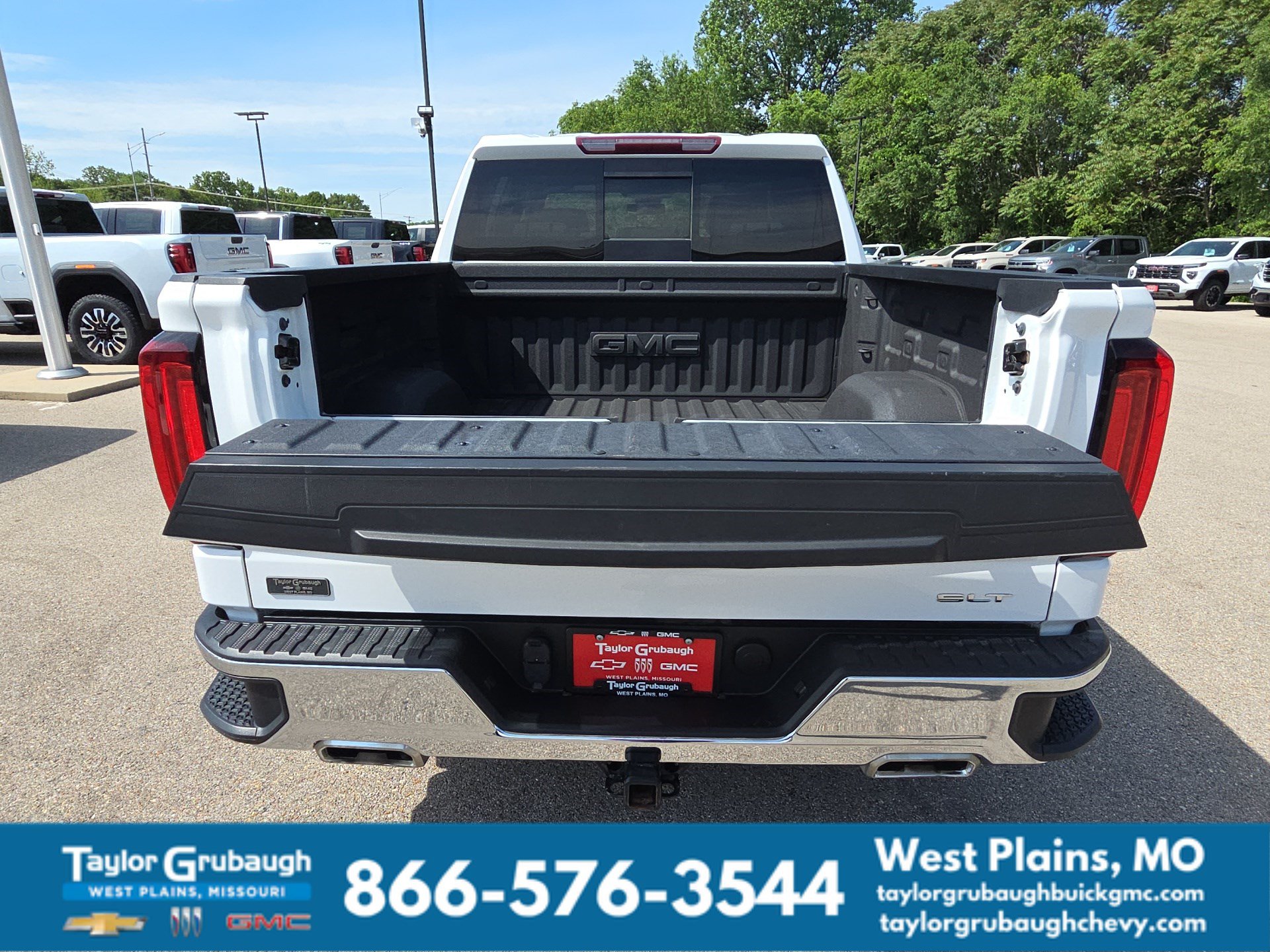 Used 2023 GMC Sierra 1500 SLT w/ SLT Premium Package AWD/4WD image 9
