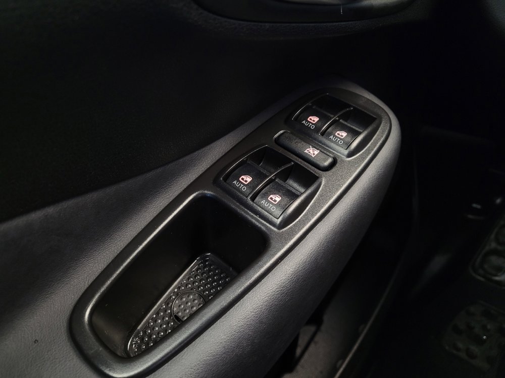 Used 2017 FIAT 500L Trekking w/ Urbana Appearance Package image 27