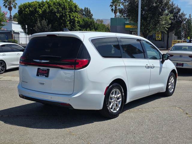 Certified 2024 Chrysler Pacifica Touring-L FWD image 5