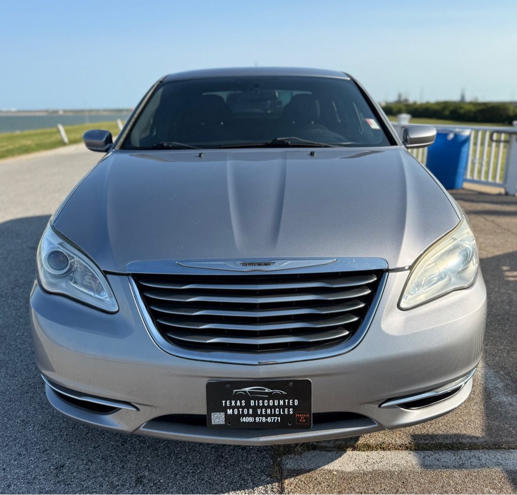 Used 2013 Chrysler 200 Touring FWD image 2