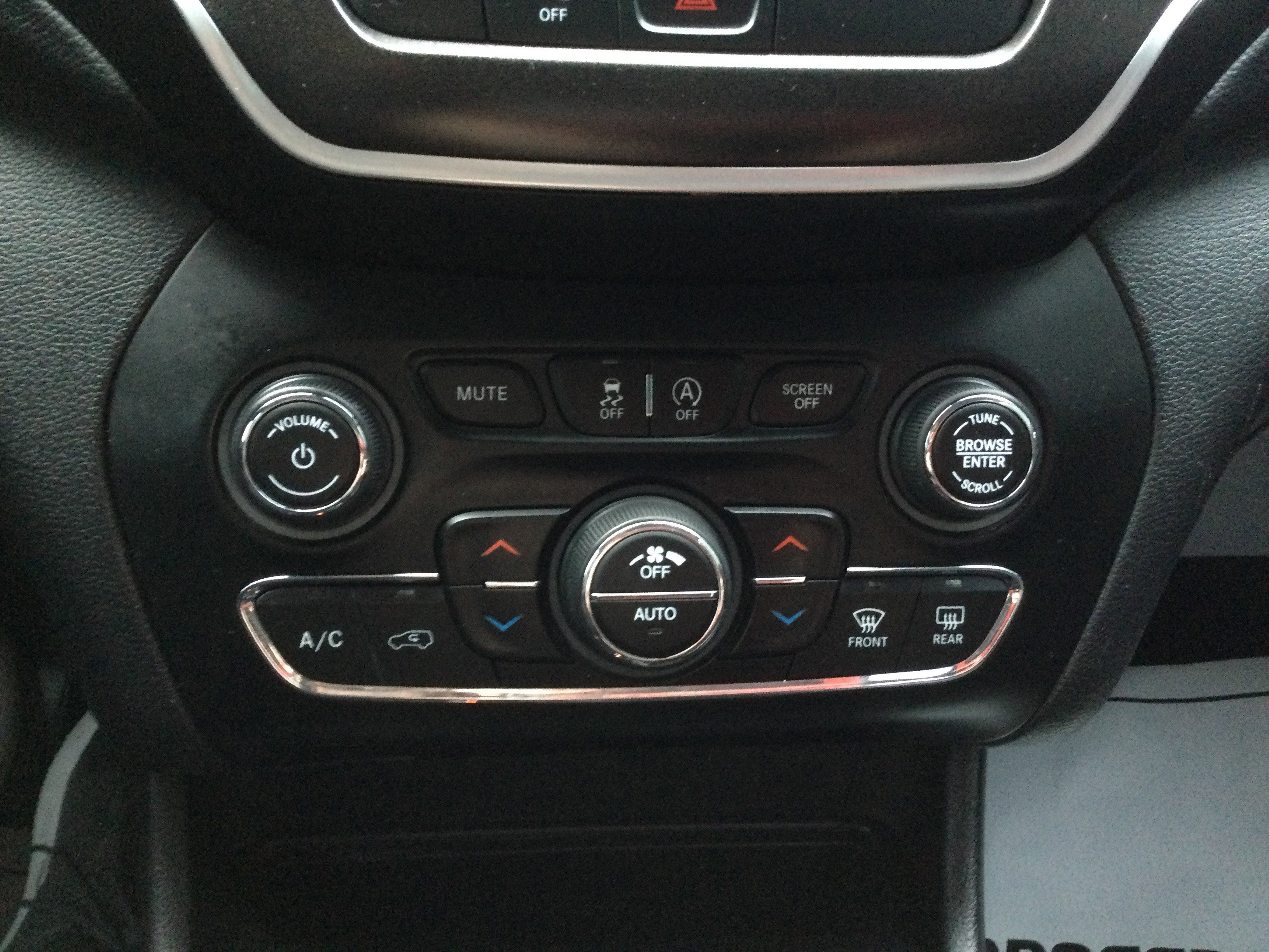 Used 2019 Jeep Cherokee Trailhawk w/ Comfort/Convenience Group image 12