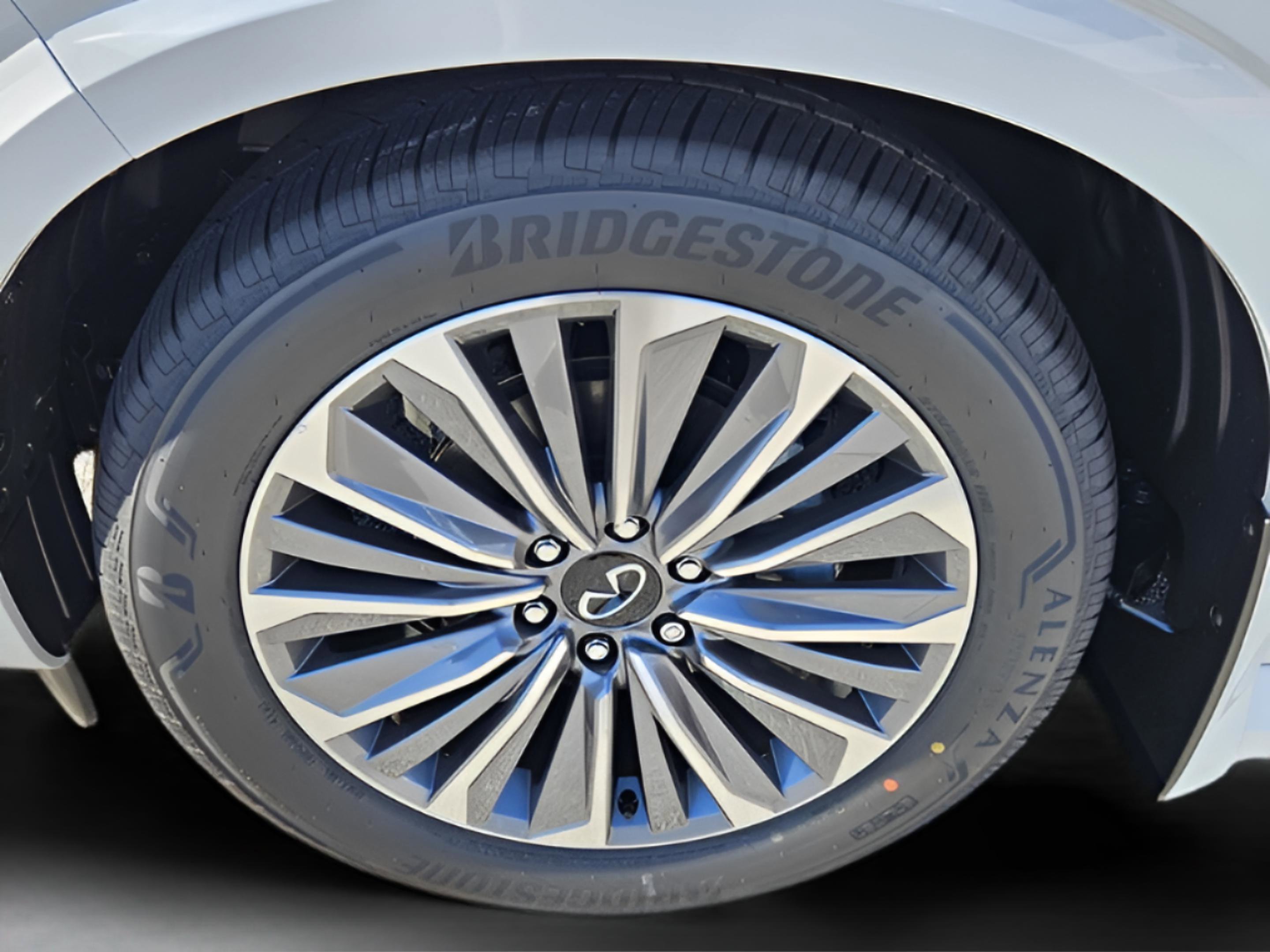New 2026 INFINITI QX80 Luxe image 16
