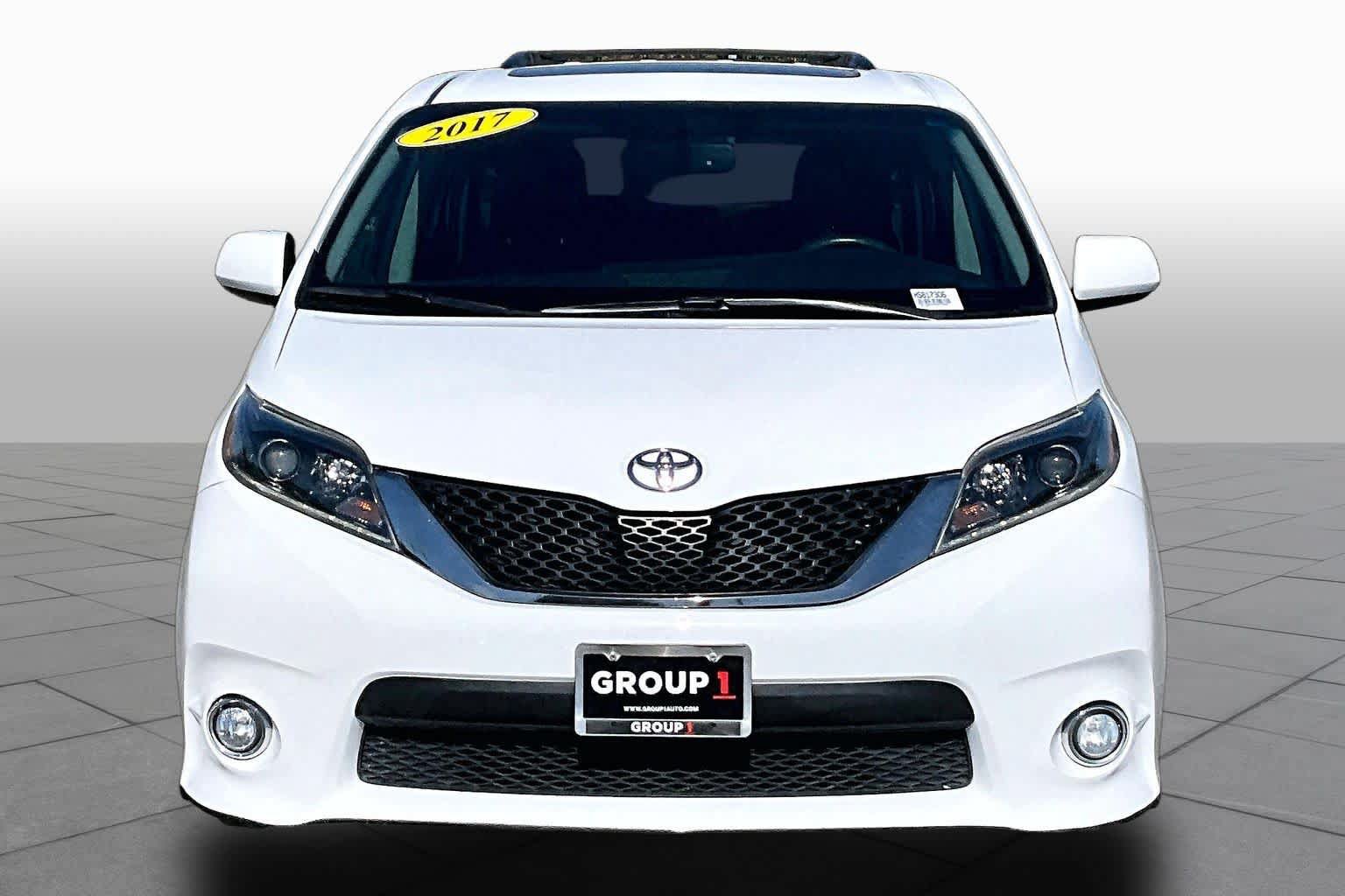 Used 2017 Toyota Sienna SE w/ SE Preferred Package FWD image 3