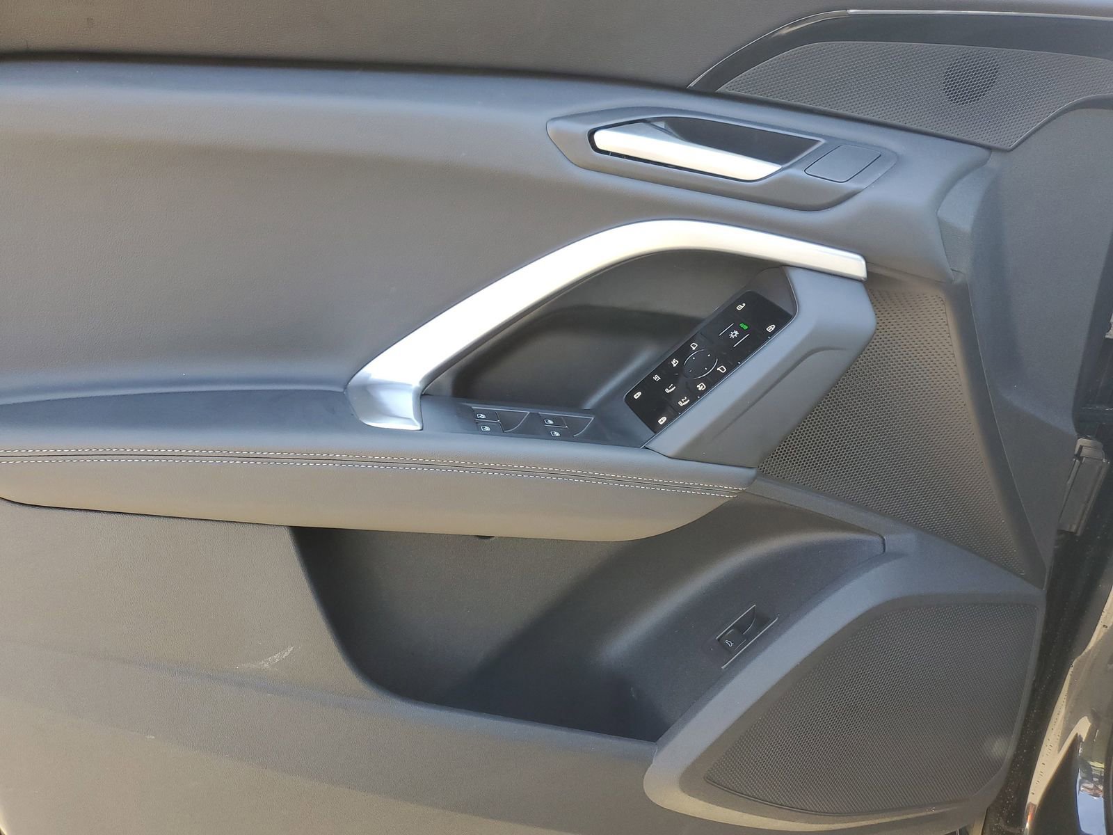 Used 2025 Audi Q5 Premium w/ Convenience Package image 19