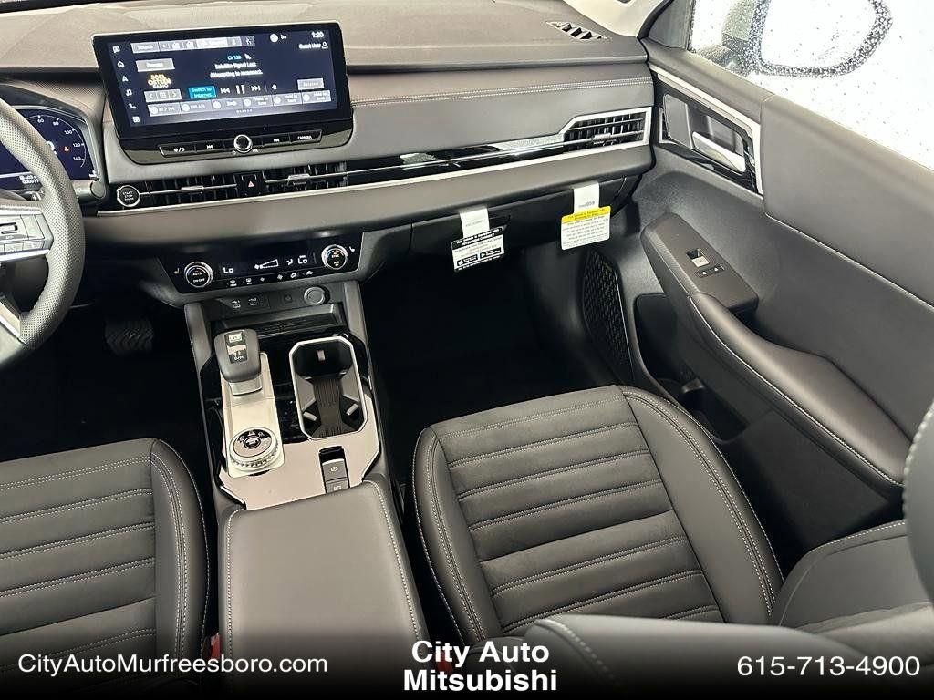 New 2025 Mitsubishi Outlander SE image 34