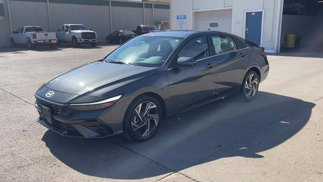 Used 2024 Hyundai Elantra Limited image 4