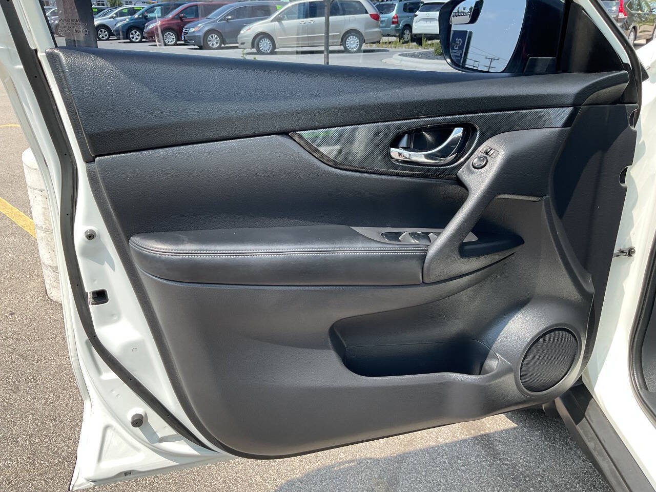Used 2016 Nissan Rogue SL FWD image 25