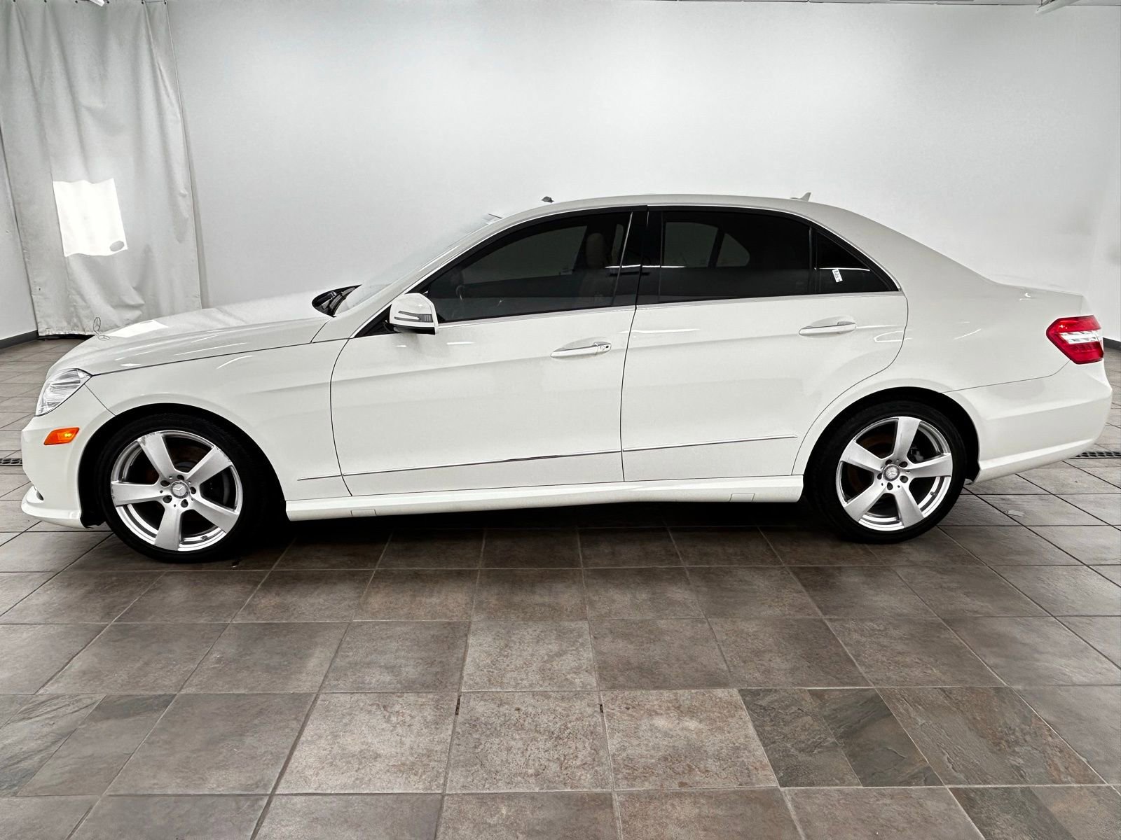 Used 2010 Mercedes-Benz E 350 4MATIC Sedan image 2