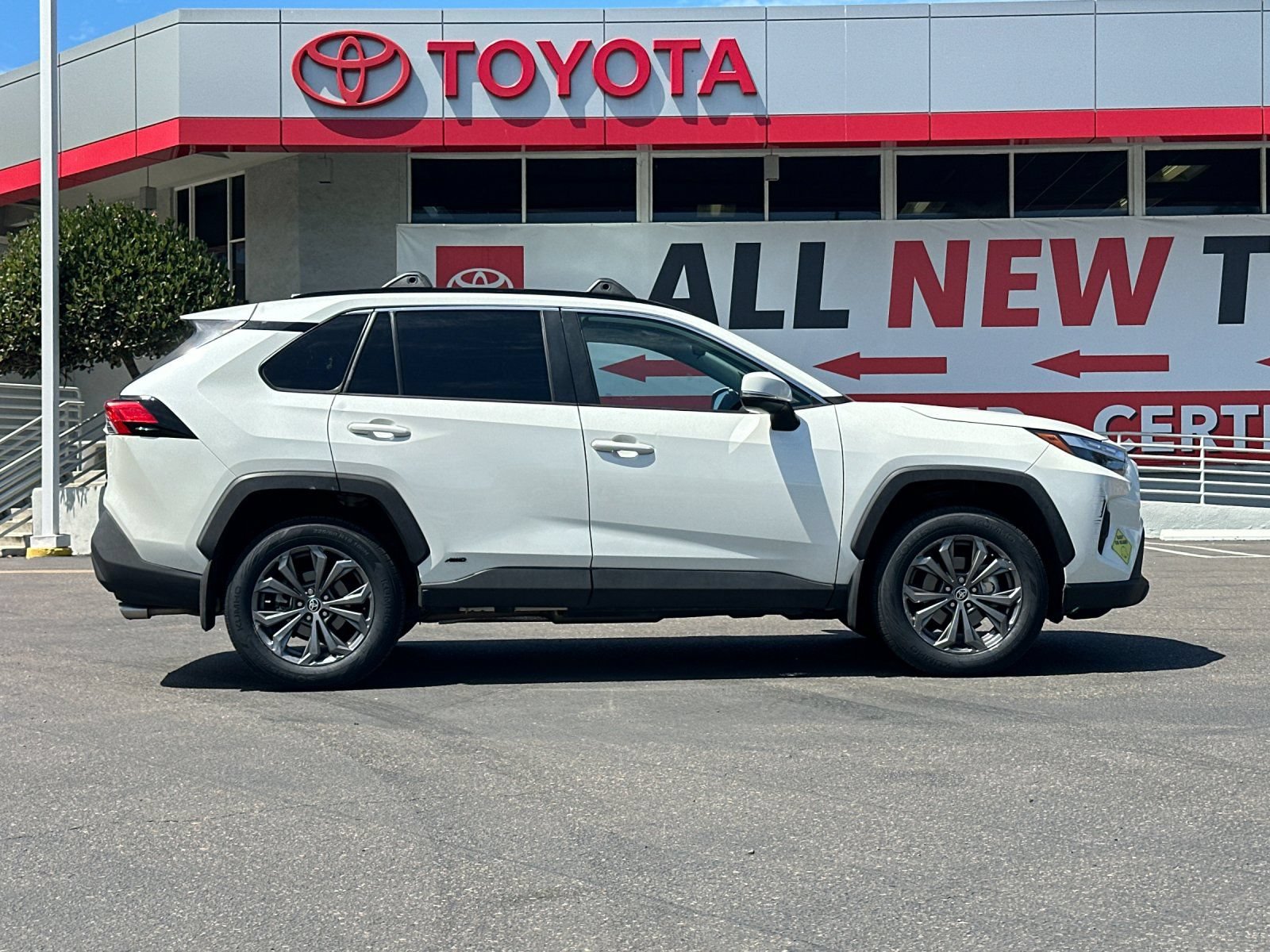 Used 2022 Toyota RAV4 XLE Premium AWD/4WD image 6