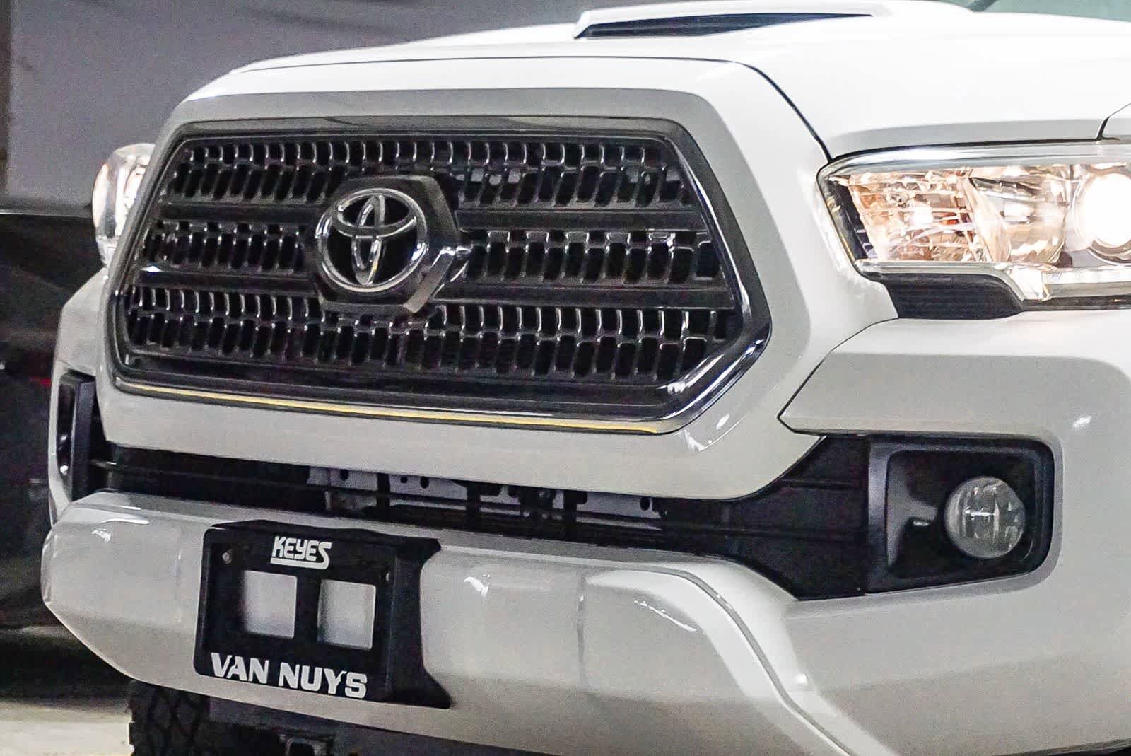Used 2017 Toyota Tacoma TRD Sport AWD/4WD image 5