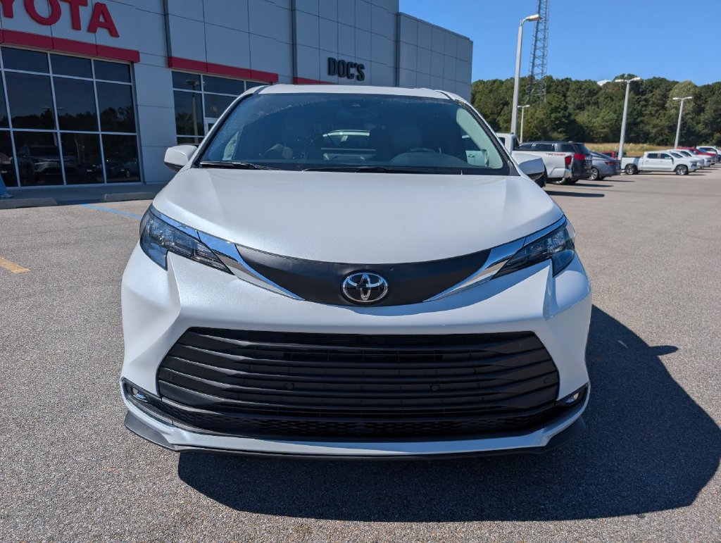 New 2026 Toyota Sienna XLE FWD image 8