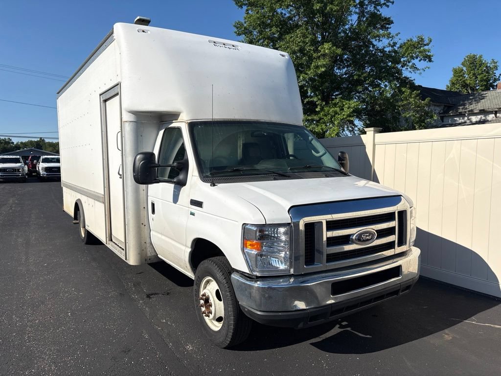 Used 2018 Ford E-350 and Econoline 350 Super Duty RWD image 2