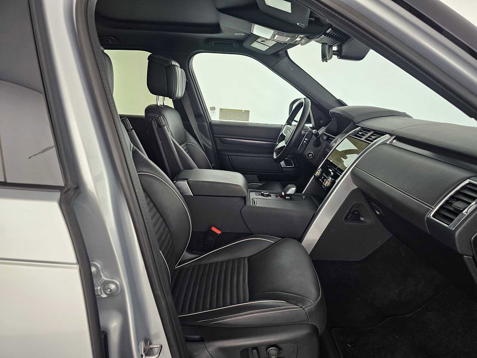 Used 2024 Land Rover Discovery Metropolitan Edition image 10