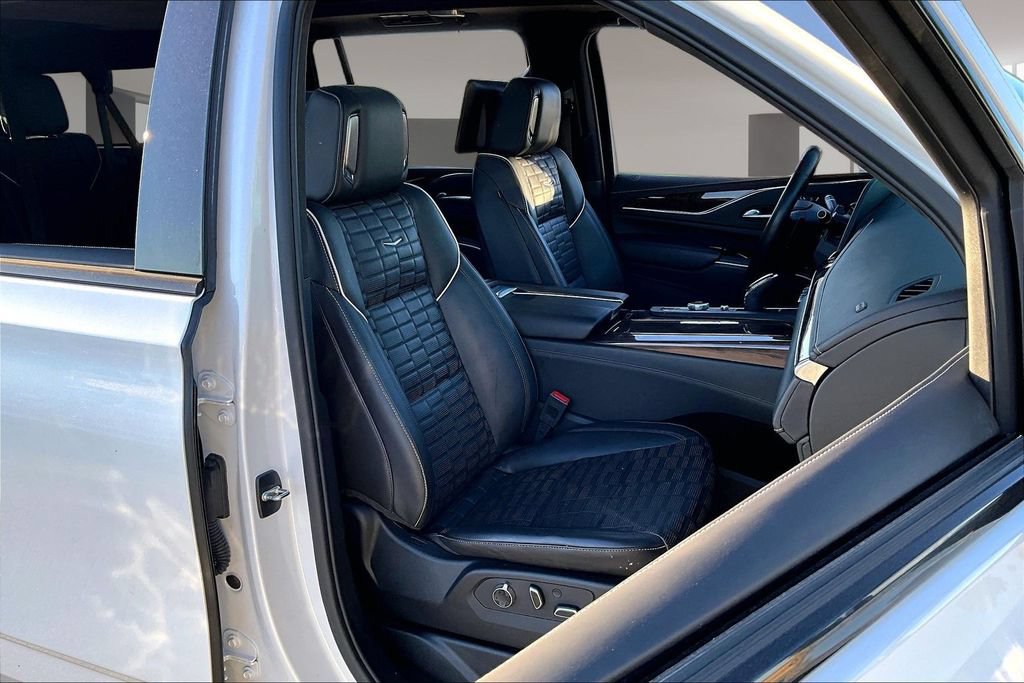 Used 2023 Cadillac Escalade ESV Sport Platinum w/ LPO, ONYX Package AWD/4WD image 7